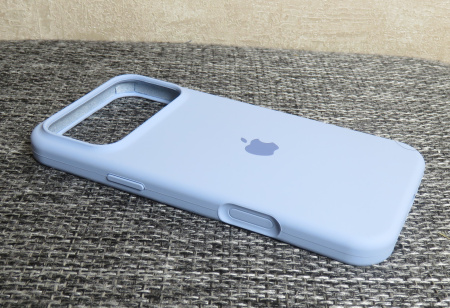 Силиконовый чехол для iPhone 17 Pro с открытой камерой голубой