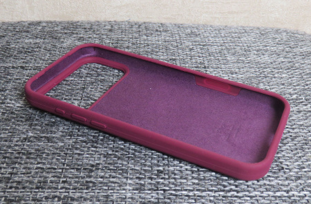 Силиконовый чехол для iPhone 17 Pro с открытой камерой бордовый