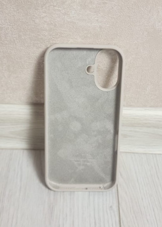 Силиконовый чехол для iPhone 16 с открытой камерой молочный
