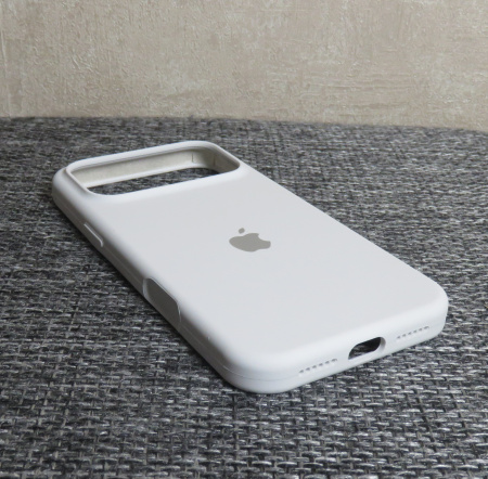 Силиконовый чехол для iPhone 17 Pro с открытой камерой Белый