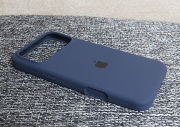 Силиконовый чехол для iPhone 17 Pro с открытой камерой т-синий