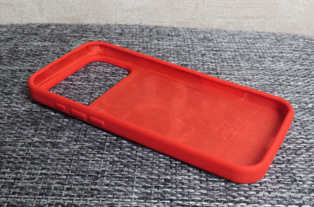 Силиконовый чехол для iPhone 17 Pro с открытой камерой Красный