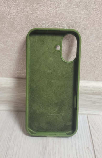 Силиконовый чехол для iPhone 16 Plus с открытой камерой хаки