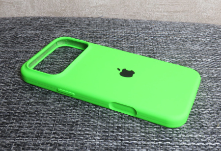 Силиконовый чехол для iPhone 17 Pro с открытой камерой Салатовый